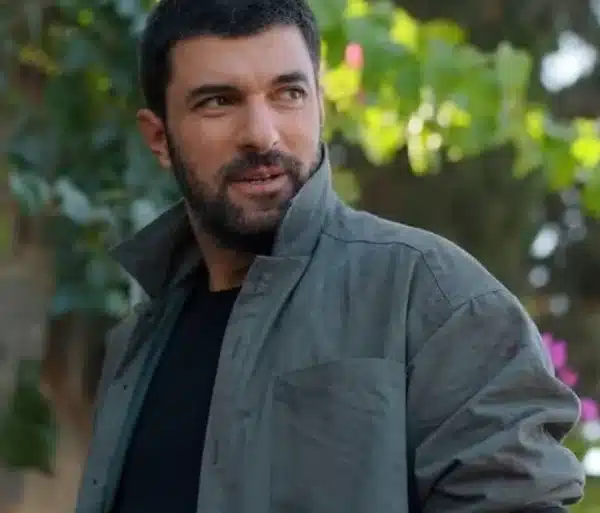 Engin Akyürek, ator turco conhecido por seu papel em 'Fatmagül', com expressão confiante