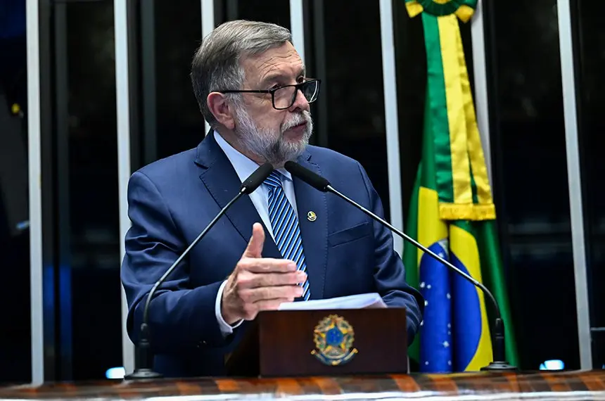 Flávio Arns, relator no Senado, discursa em plenário sobre a necessidade de remoção de conteúdos criminosos.