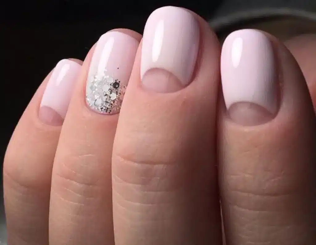 Unhas com francesinha invertida em esmalte pastel, apresentando um design elegante e moderno, perfeito para mulheres maduras.