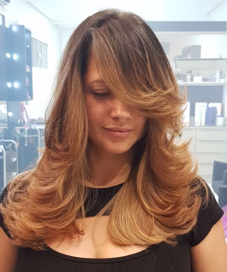 Mulher com cabelo longo em camadas e franja lateral longa, estilo moderno e rejuvenescido