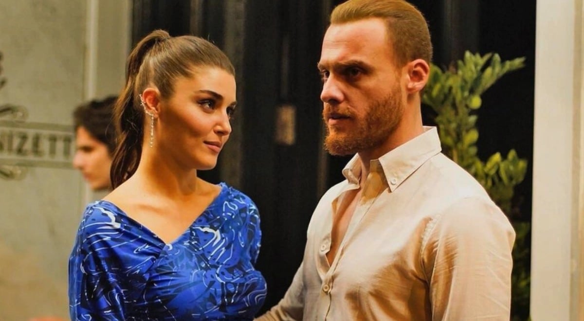 Kerem Bürsin e Hande Erçel juntos durante evento