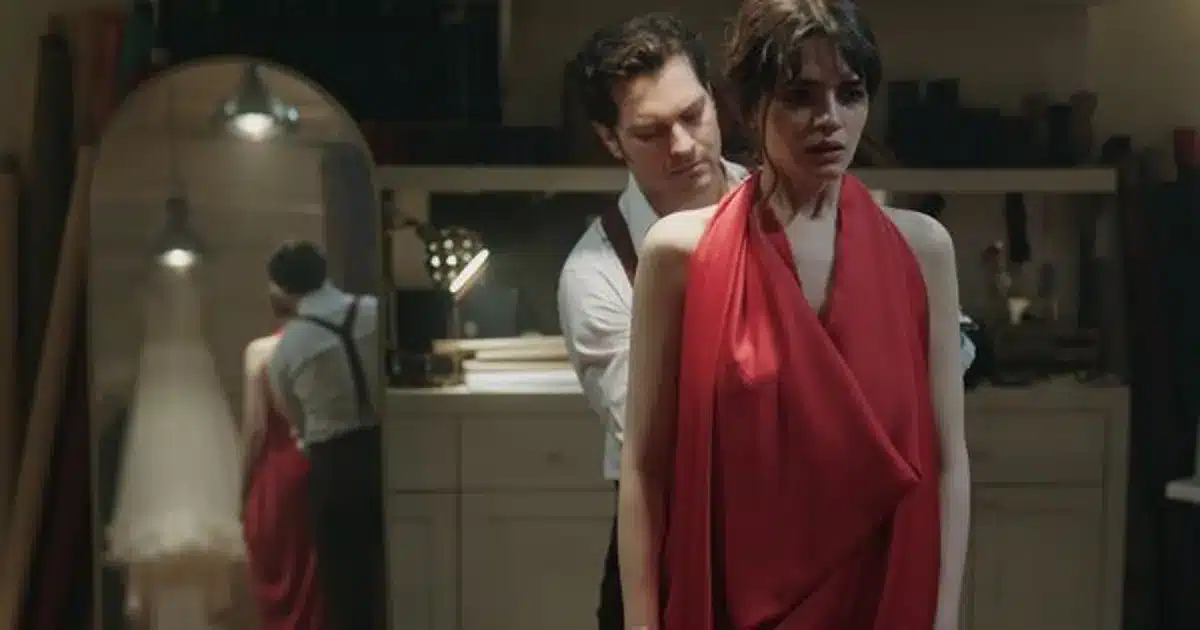 Cena da série turca 'O Famoso Alfaiate' com dois personagens em uma sala.