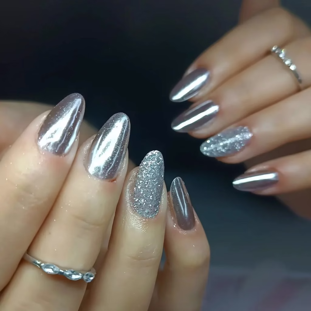 Unhas prateadas cromadas com detalhes de brilho prateado