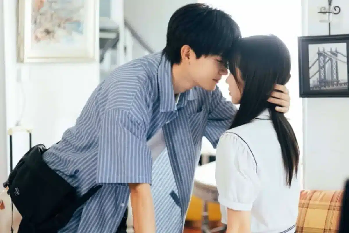 Cena romântica de 'Quando Voo em Sua Direção' com os protagonistas em um momento íntimo.