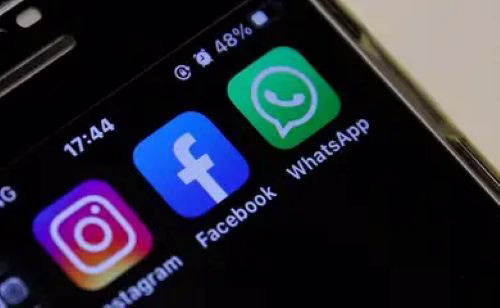  Ícones do Instagram, Facebook e WhatsApp na tela de um smartphone