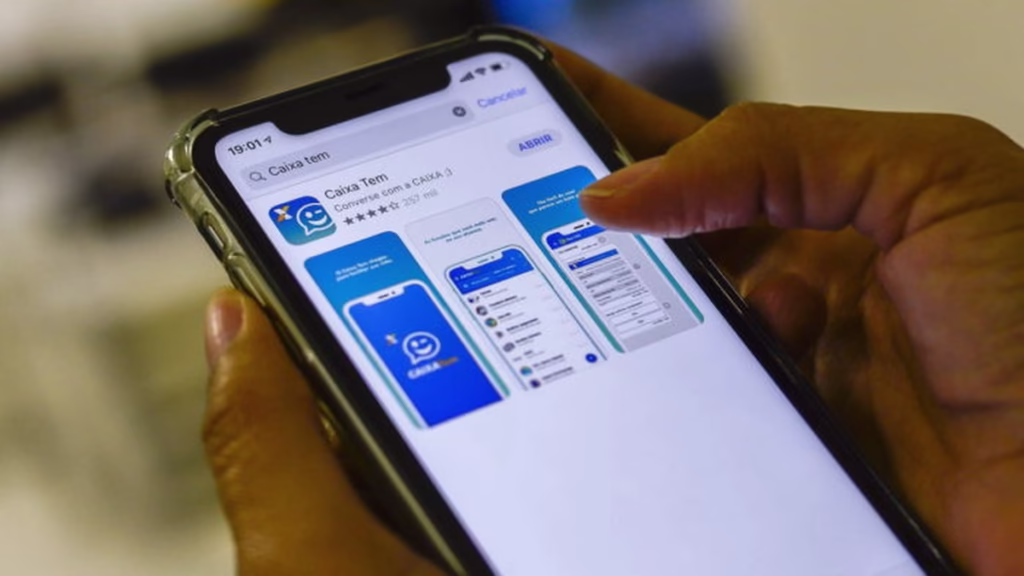 Pessoa acessando a página do aplicativo Caixa Tem no celular