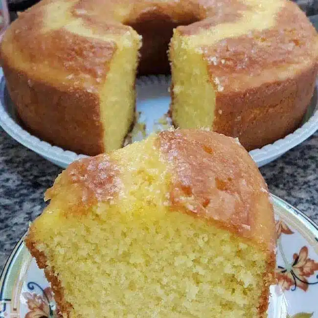 Bolo doce com parmesão, mostrando sua textura fofinha e crosta dourada.