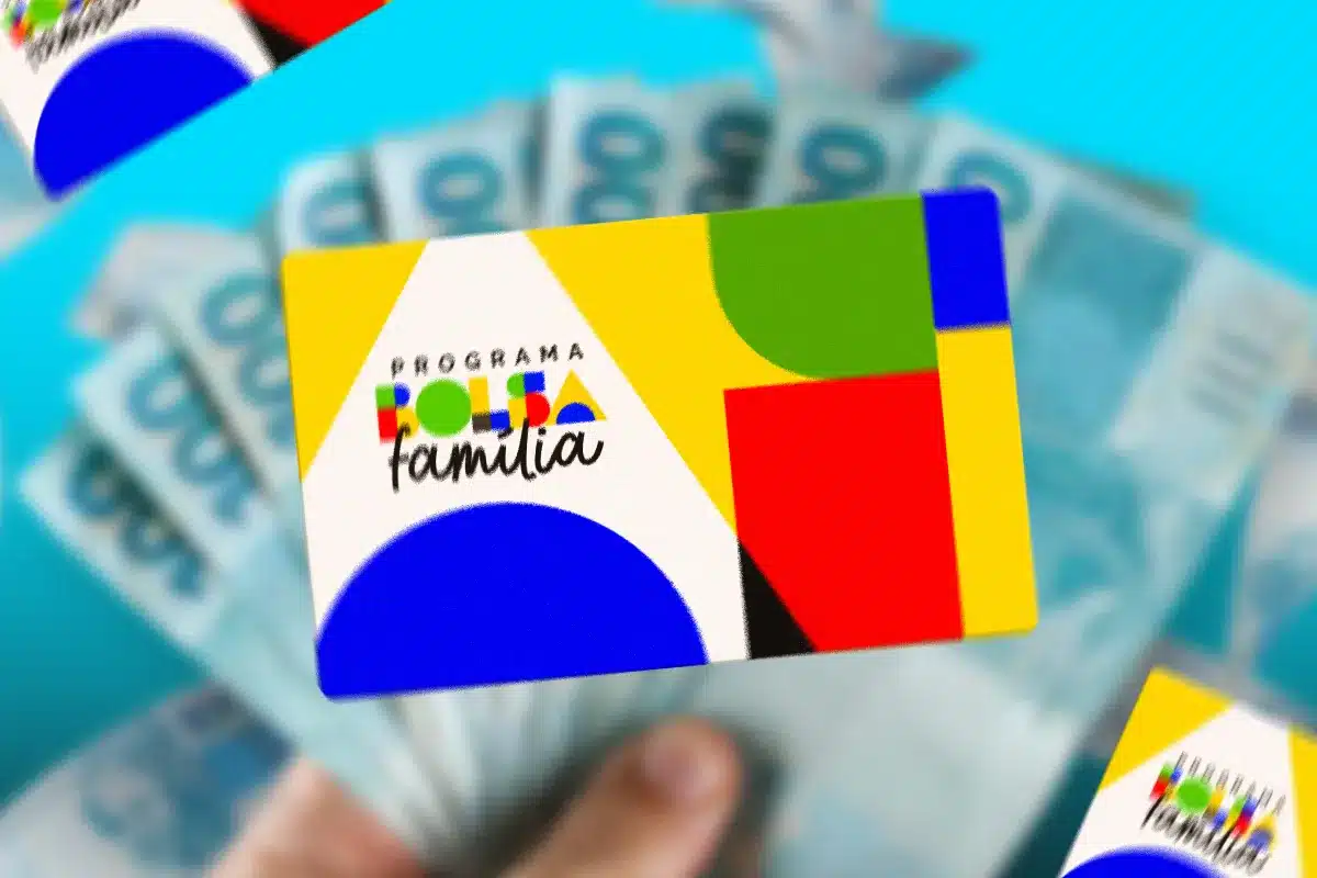 Cartão do Bolsa Família sobre notas de dinheiro, com destaque para o logotipo colorido do programa e o fundo azul.