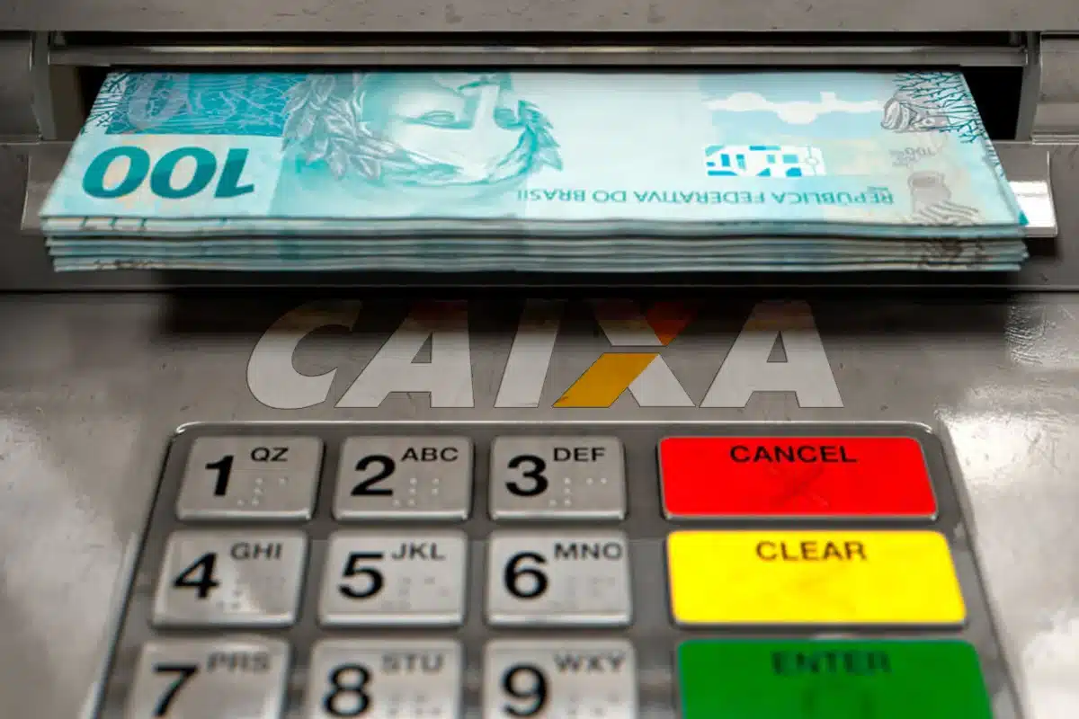 Caixa Econômica Federal exibindo cédulas de R$ 100 em caixa eletrônico, com destaque para a possibilidade de saque de R$ 6.200.