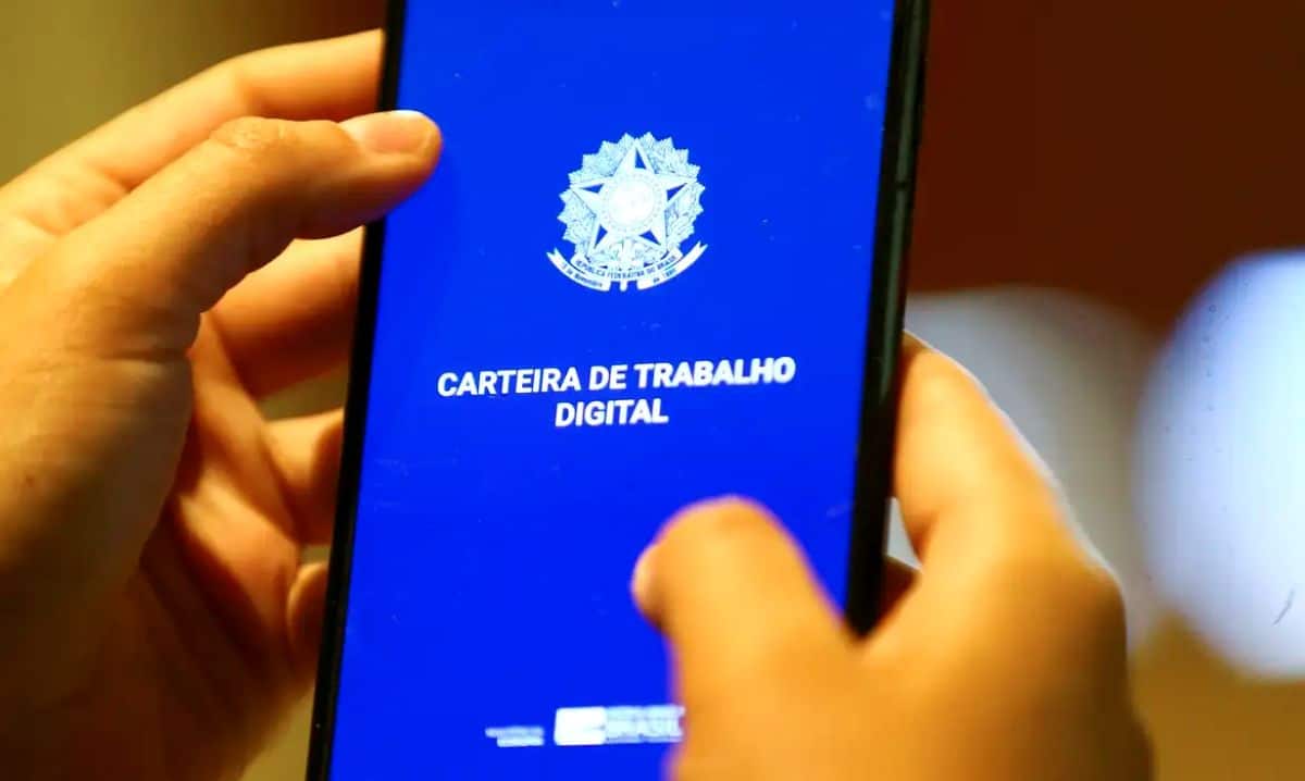 A tela de um smartphone exibe o aplicativo "App do Consignado", com ícones e um layout intuitivo para usuários.