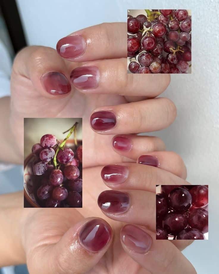 Unhas com esmalte em efeito degrade em tons de roxo, inspiradas em casca de uva. A imagem principal mostra as unhas, e três pequenas imagens de uvas complementam a composição.