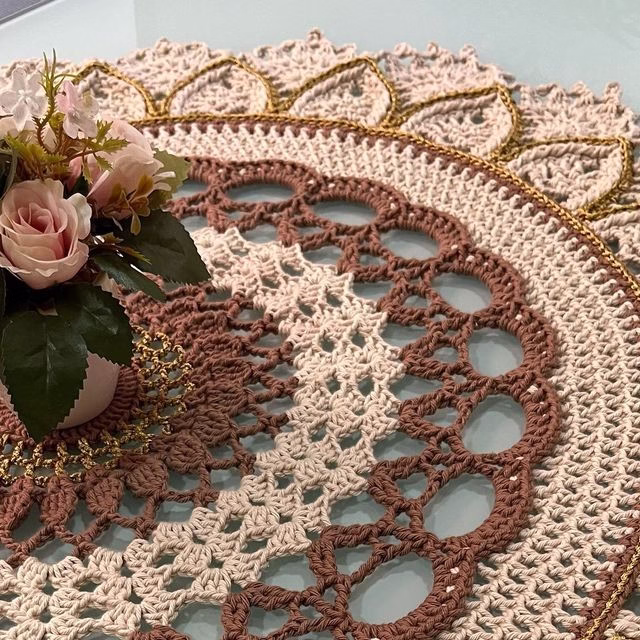 Centro de mesa de crochê com padrão floral e detalhes em arabescos