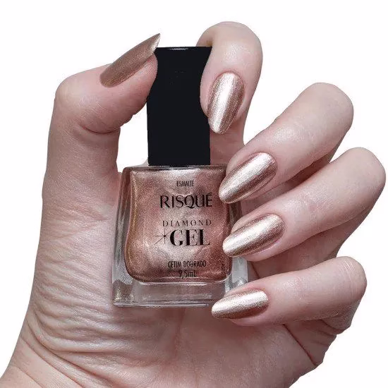 Unhas com esmalte Risqué Diamond Gel Cetim Dourado, acabamento brilhante