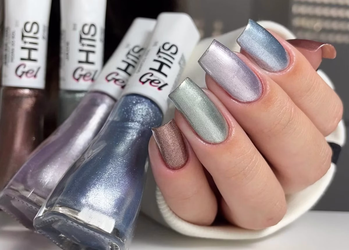 Unhas com esmalte metálico fosco em tons sofisticados, combinando brilho e elegância.