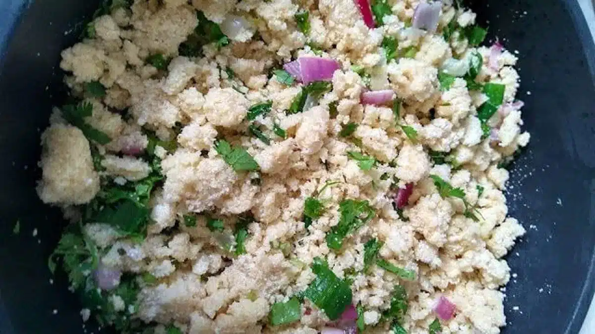 Farofa Jacuba com cebola e coentro misturados, perfeita para churrasco