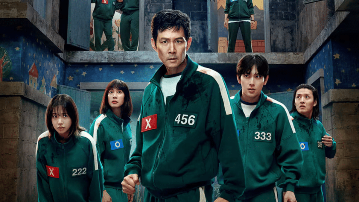 Elenco do dorama "Round 6" usando uniformes verdes e com expressões sérias, em um ambiente misterioso e ameaçador.