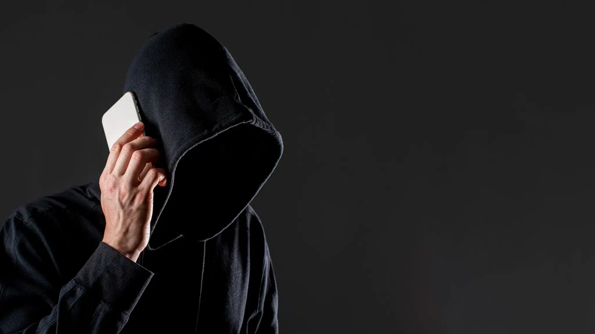 Atenção, aposentados! Cuidado com o 'Golpe da facção', criminoso falando ao telefone.