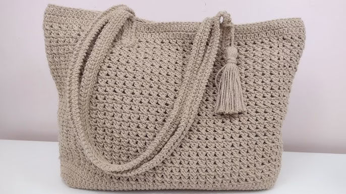 Bolsa de crochê bege, simples e elegante.
