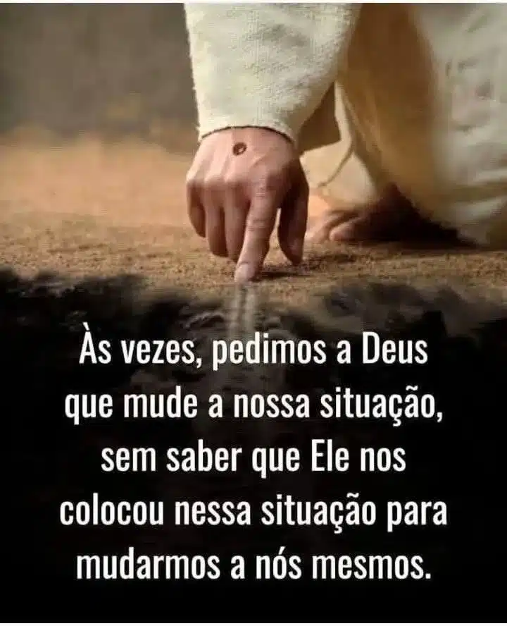 Imagem de mão de Cristo tocando a areia, com mensagem sobre confiar nos planos de Deus para nos transformar.