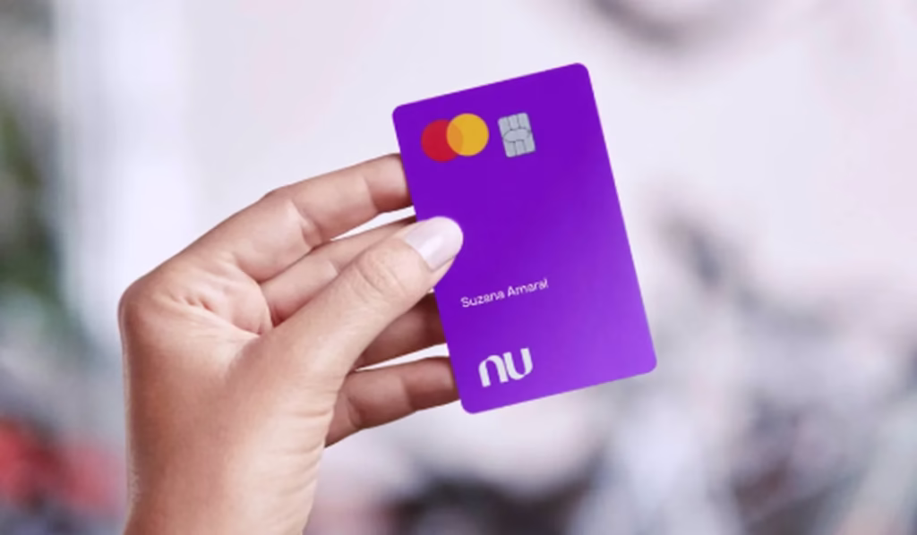 Pessoa segurando cartão roxo do Nubank, modelo Mastercard