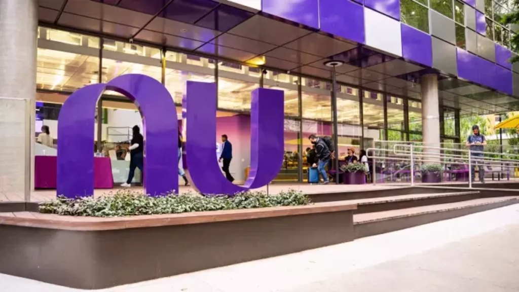 Imagem da fachada do escritório do Nubank com o logo destacado em roxo, indicando a parceria com a Claro para o NuCel.