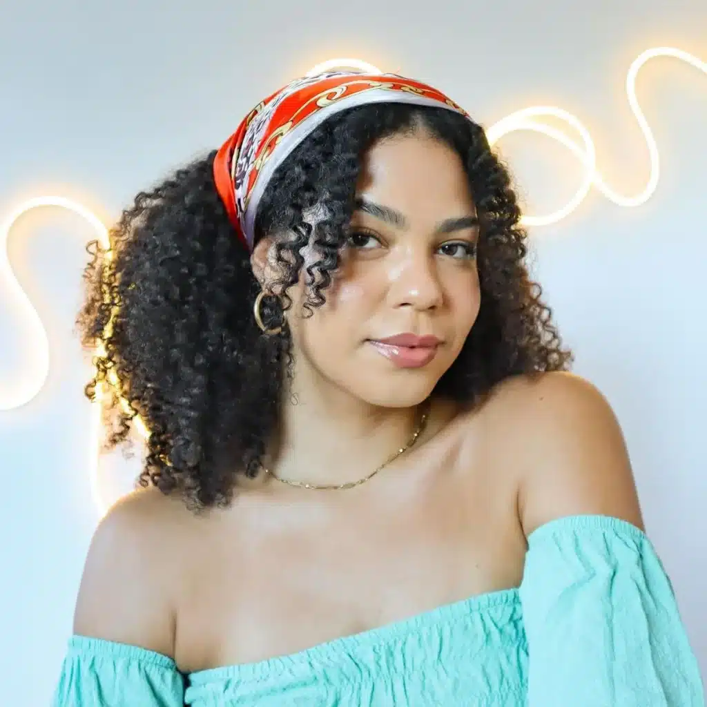 Penteado com lenço para cabelo cacheado, com estilo natural e moderno.