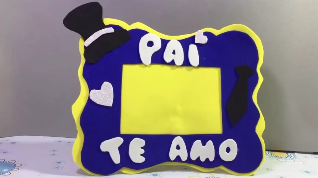 Porta-retrato personalizado com EVA para o Dia dos Pais, decorado com elementos como gravata e coração.