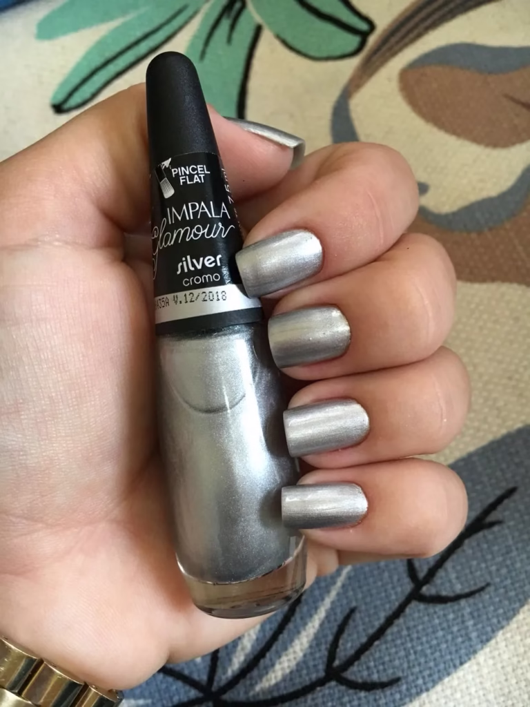 Unhas com esmalte prata acetinado, uma cor elegante e moderna.