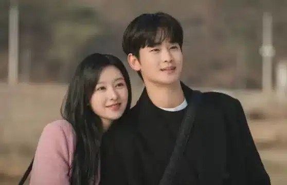 Imagem de dois protagonistas sorrindo juntos, de 'Queen of Tears', K-drama de 2024.
