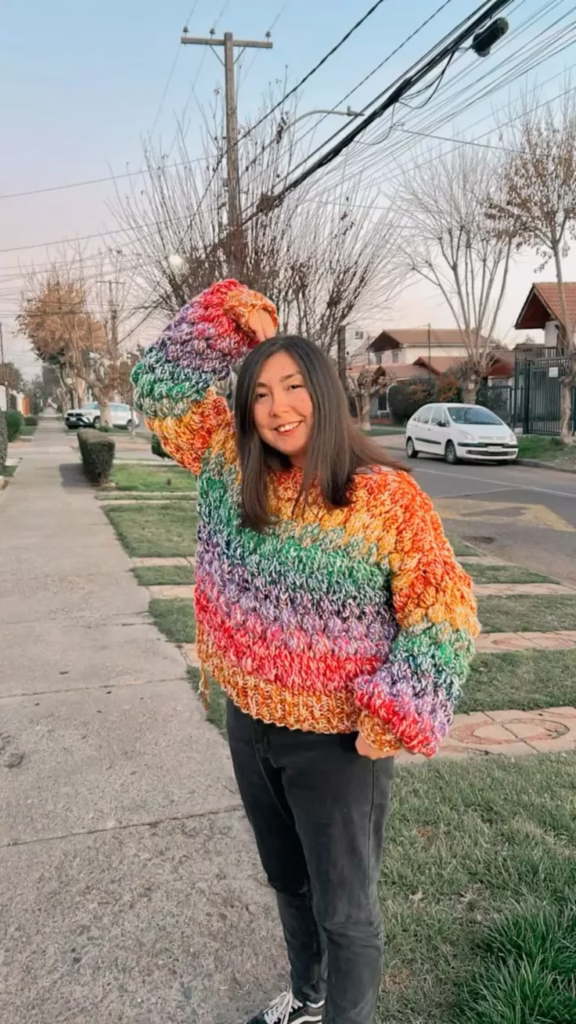 Blusão de crochê colorido com design único e confortável