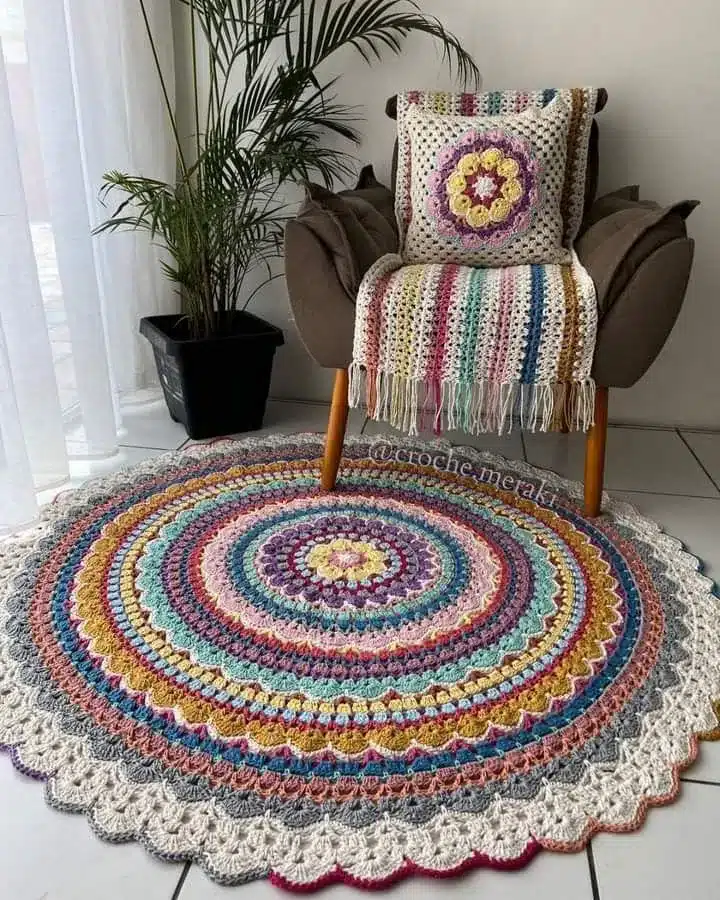 Tapete mandala de crochê colorido em sala decorada no estilo boho chic