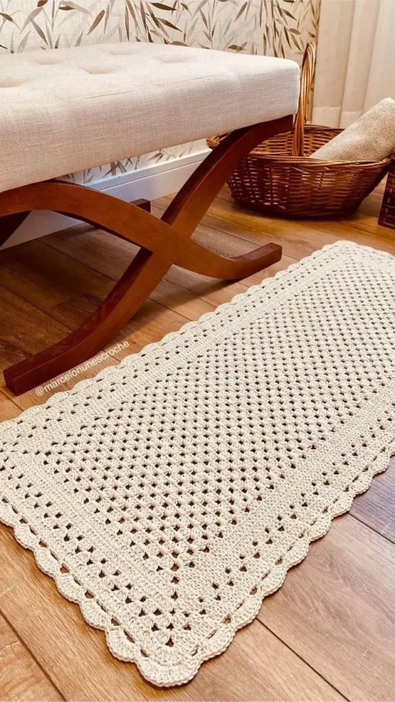 Tapete de crochê em tom bege com borda delicada e design sofisticado, perfeito para qualquer ambiente.