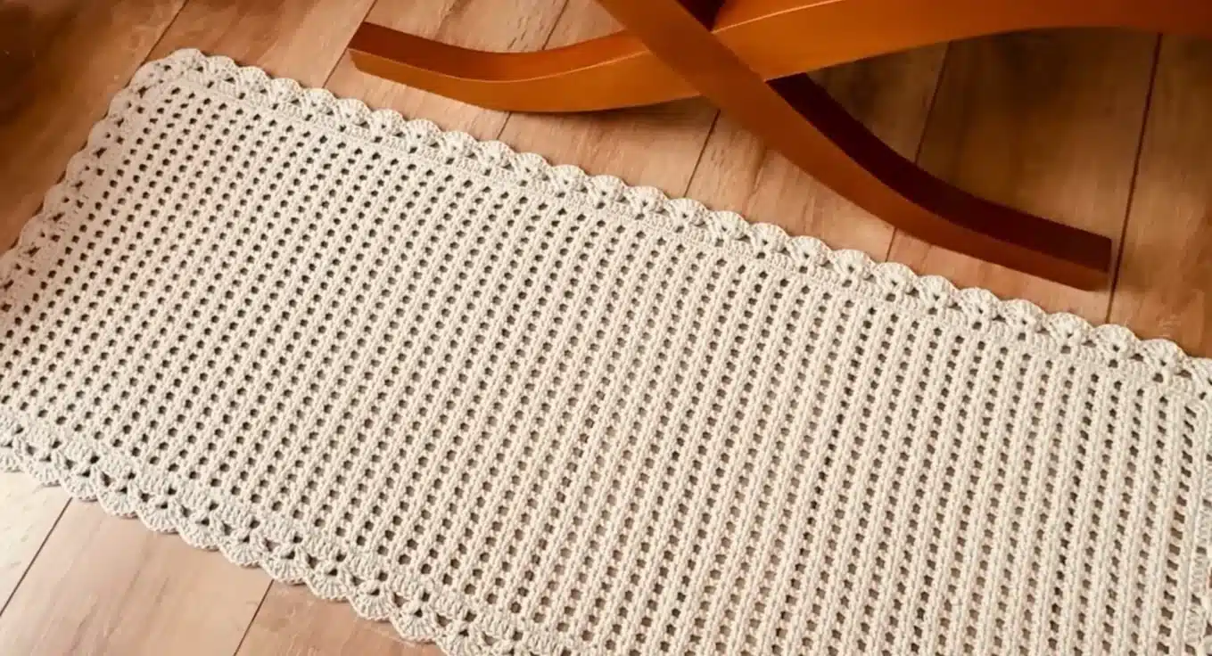 Tapete de crochê elegante em tom neutro, com borda delicada, perfeito para decorar qualquer ambiente.