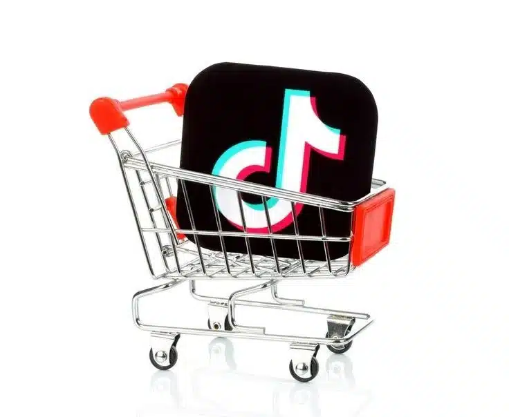 Imagem mostrando o ícone do TikTok em um carrinho de compras, simbolizando o golpe das canetinhas Bobbie Goods no TikTok Shop, que redireciona usuários para links fraudulentos.