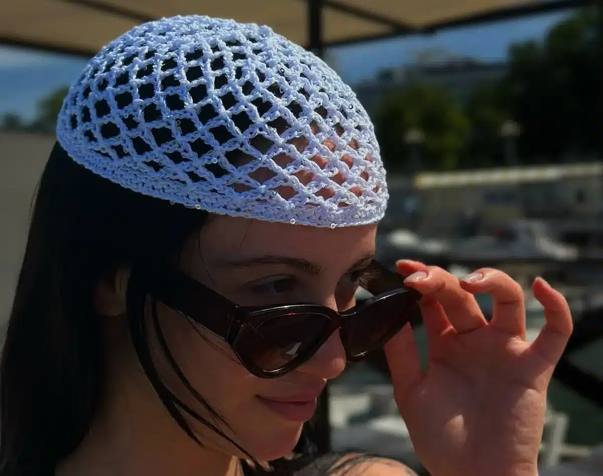 Touca de crochê branca no estilo street style, com formato moderno e fashion.