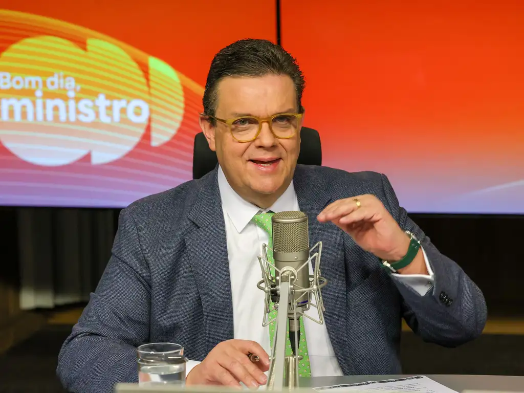 Ministro da Previdência, Wolney Queiroz, participa do programa Bom Dia, Ministro, em estúdio de gravação