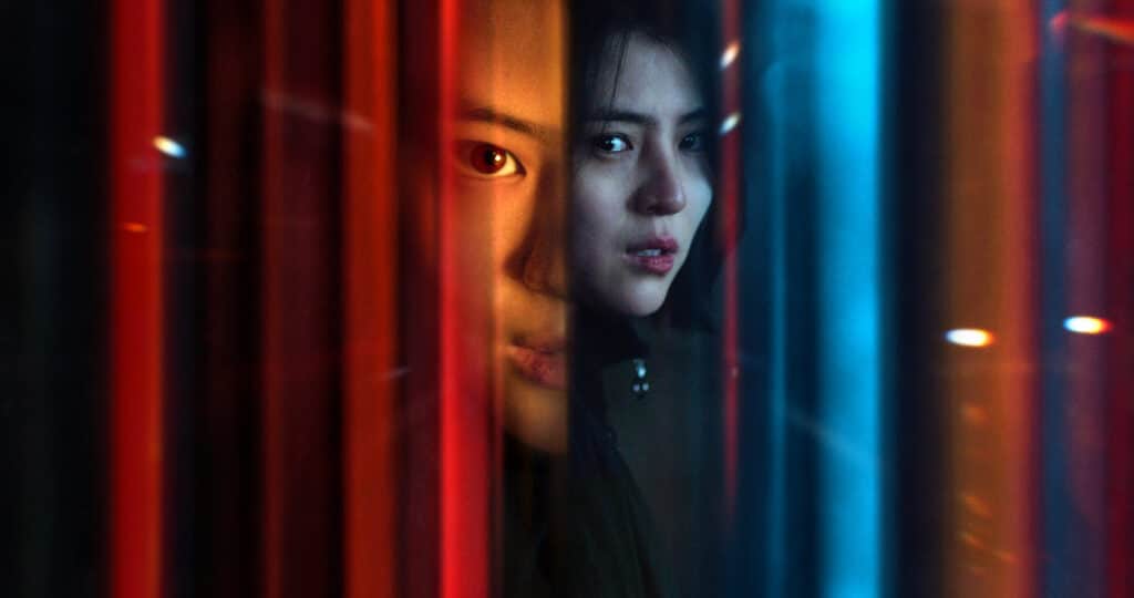 A atriz Han So-hee com uma expressão de determinação e dor, em uma cena intensa do dorama coreano de ação My Name.