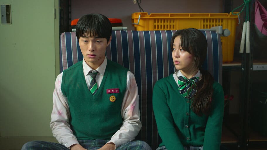 Os atores Yoon Chan-young e Park Ji-hu em uma cena dramática do dorama coreano de zumbis All of Us Are Dead.