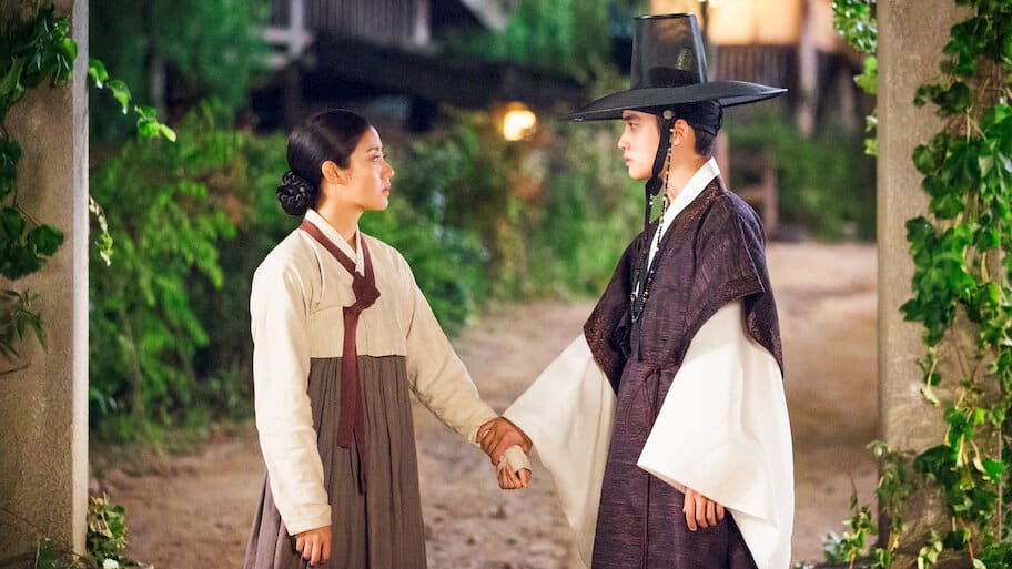 Cena do dorama "100 Days My Prince", com o ator Do Kyung-soo e a atriz Nam Ji-hyun, vestidos com roupas tradicionais coreanas
