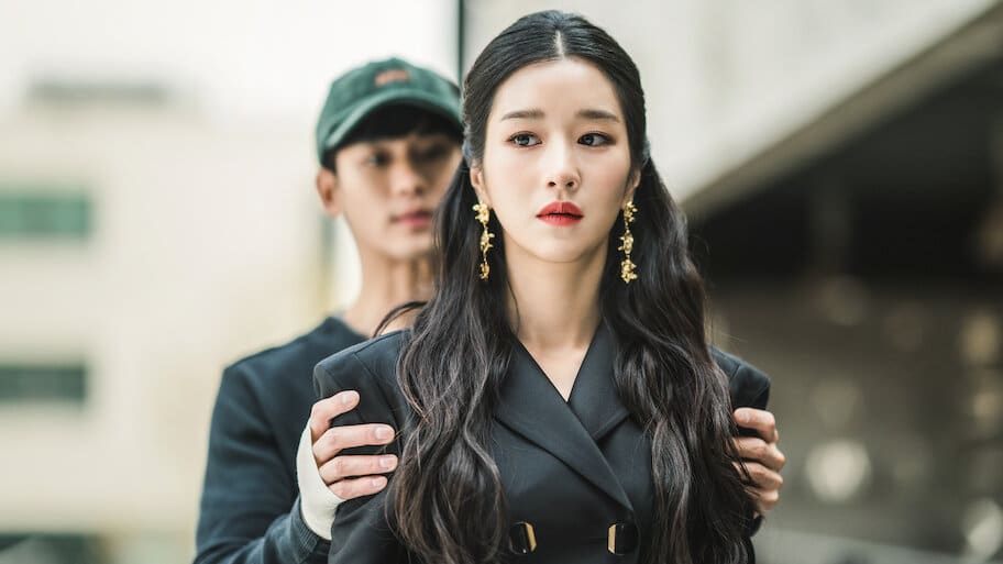 Os protagonistas da série 'It's Okay Not to Be Okay', Moon Gang-tae e Ko Moon-young, estão próximos, enquanto ele a segura pelos ombros