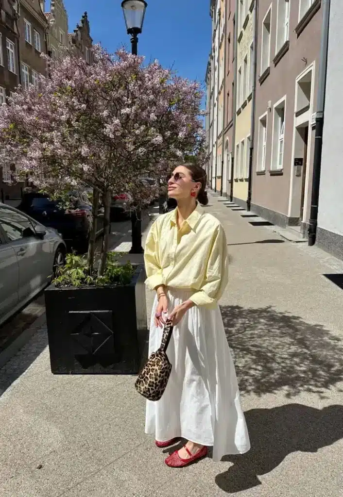 Look com amarelo manteiga em roupas e acessórios