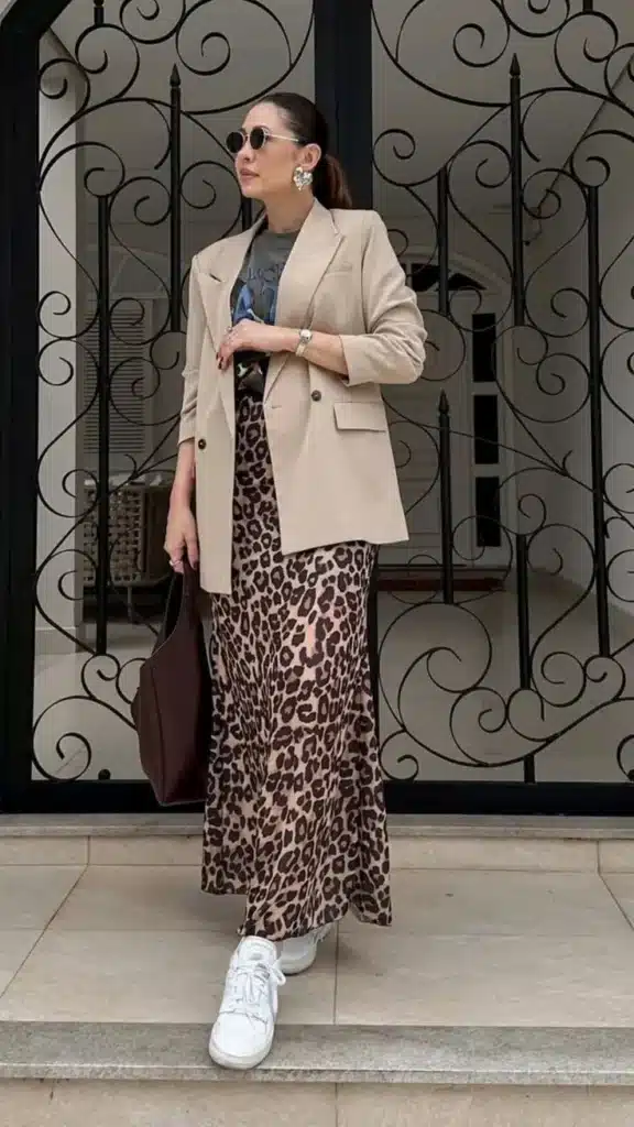Saia midi com estampa de onça, destacando a tendência animal print para o verão 2025.