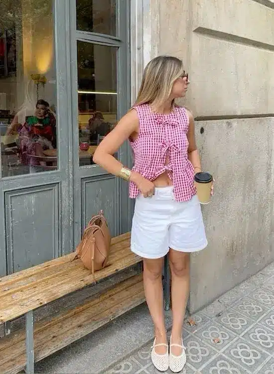 Blusa com amarração frontal, tendência primavera-verão 2025, trazendo um toque romântico e moderno ao visual.