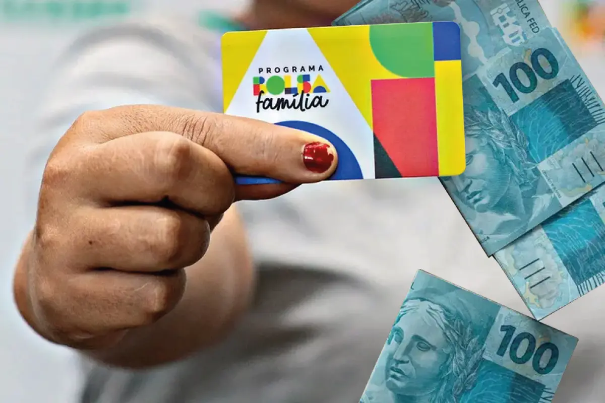 Imagem ilustrativa do cartão do programa Bolsa Família e notas de 100 reais, representando o benefício pago em setembro, com destaque para o calendário de pagamentos por final do NIS.
