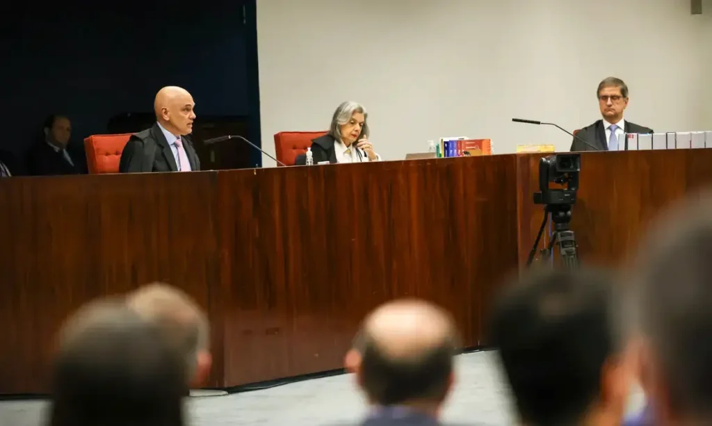 Ministro Alexandre de Moraes durante a leitura de seu voto no STF, apresentando 13 atos executórios relacionados à organização criminosa golpista.