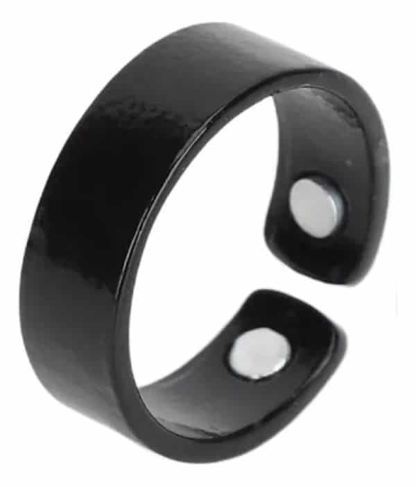 Anel com design futurista sobre a palma de uma mão, simbolizando o dispositivo que prometia medir a glicose de forma indolor e que foi proibido pela Anvisa por falta de comprovação.