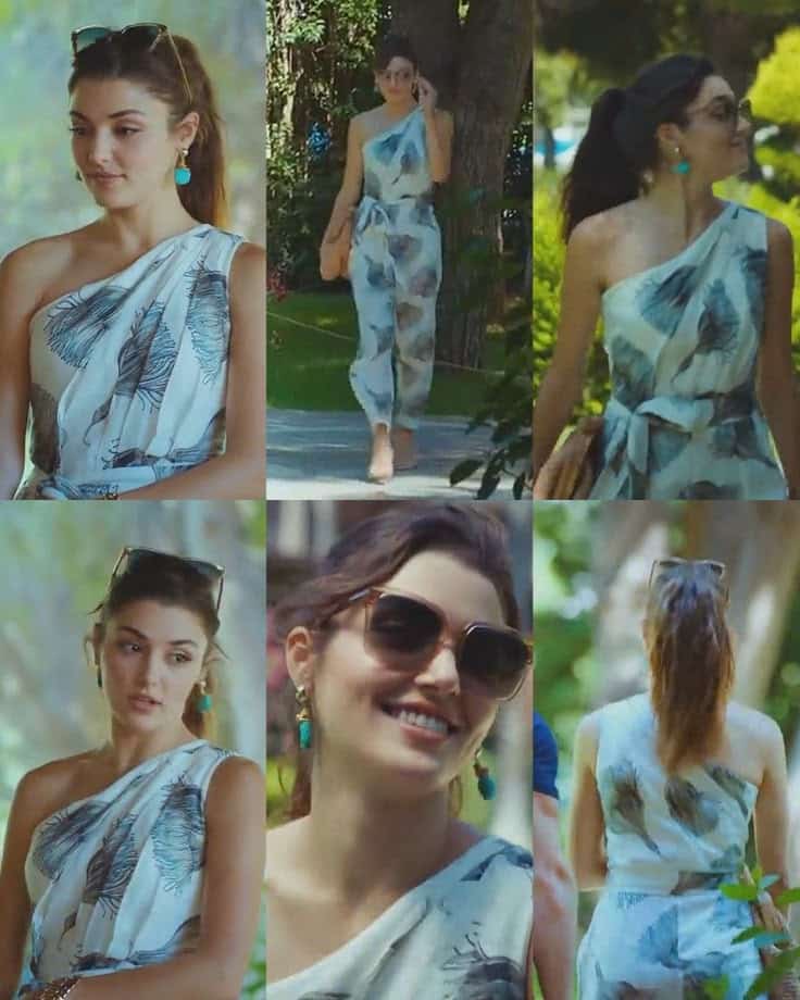 Colagem da atriz Hande Erçel no papel de Eda Yıldız na série Sen Çal Kapımı, vestindo um macacão de uma alça com estampa de penas e brincos turquesa.