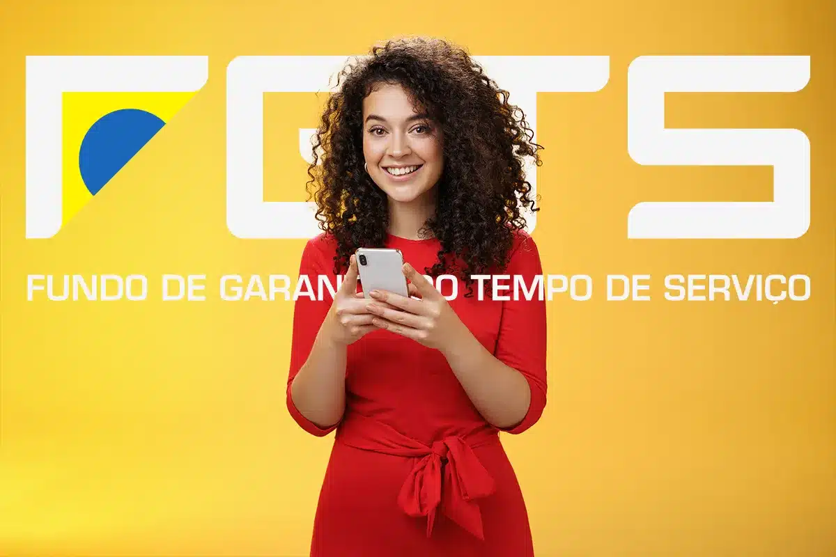 Uma mulher feliz, vestindo um vestido vermelho, usa o celular com a sigla do FGTS em destaque. A imagem representa a facilidade de acesso às informações do Fundo de Garantia.
