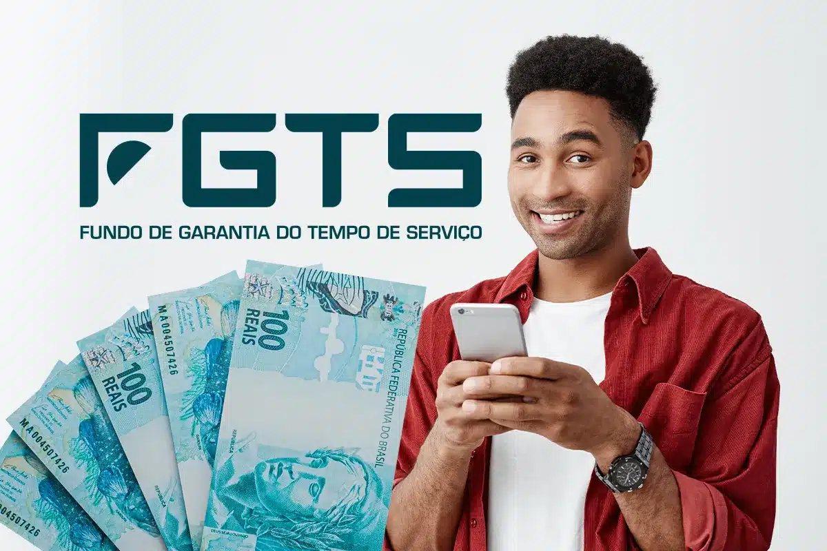 Um homem negro sorrindo, segurando notas de R$ 100 e um celular com o logo do FGTS ao fundo. A imagem representa a regularização financeira de débitos relacionados ao Fundo de Garantia.