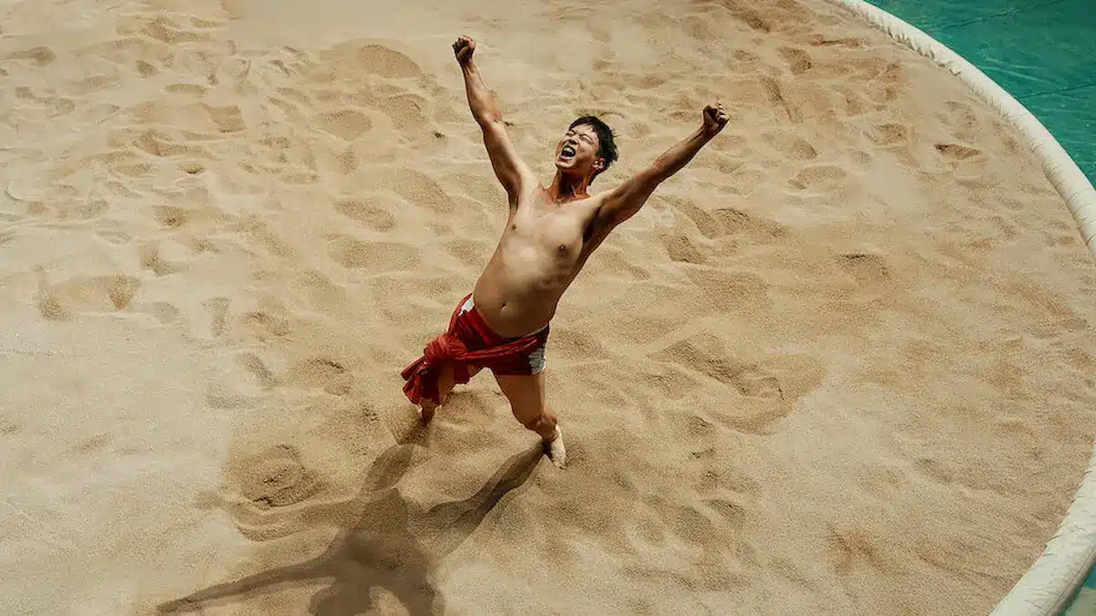 Cena emocionante de vitória no dorama Flores do Deserto